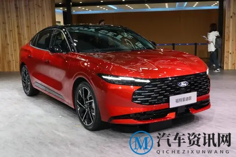 全新合资B级车，配1.1米巨幅屏+8155芯片，搭2.0T+8AT，确实带劲-2