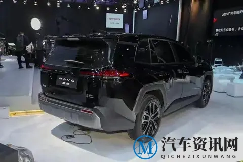 丰田荣放RAV4全新升级！内饰变化大，动力配置咋选让人纠结？-1