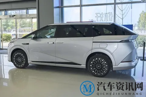 岚图梦想家VS小鹏X9:高端新能源MPV,谁更懂“家的全能主义”?-3