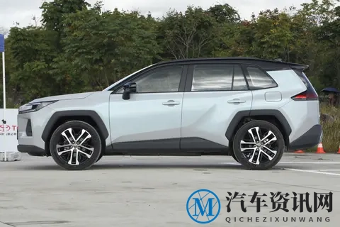 E-FOUR四驱加持+百公里5L油耗  这台“下一代油车”让键盘侠闭嘴了-3