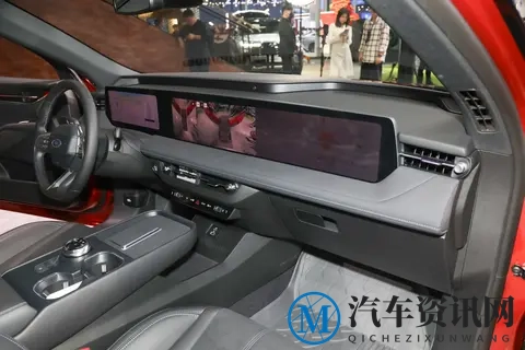 2.0T爆261匹马力，车长近5米，标配8155芯片，福特新蒙迪欧亮相-2