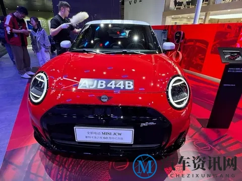 电动MINI JCW是什么样的?广州车展实拍“小红钢炮”给你看-1
