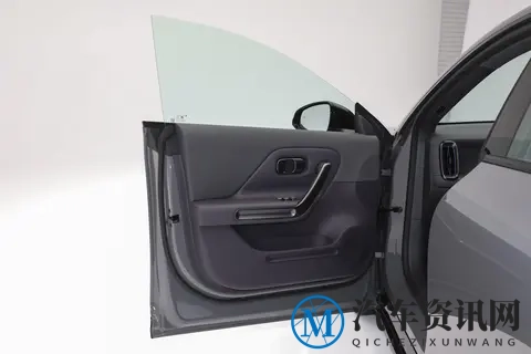 10万级纯电轿跑,无框车门+后驱,颜值不输比亚迪海豚?-3
