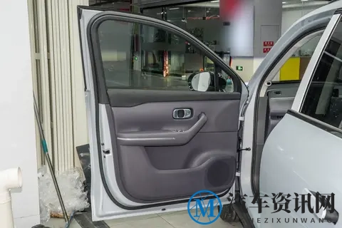 零跑C16 280激光雷达版车主：二排独立座椅+小桌板，全家出行神器-3