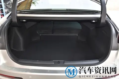 丰田皇冠的双面人生：当经典旗舰穿上跨界新装-2