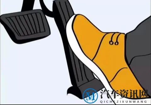开车不踩油门时脚该放哪？老司机揭秘安全驾驶黄金法则-1