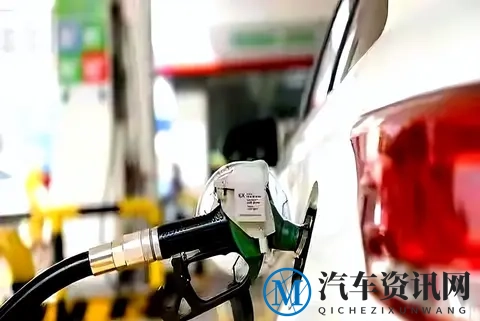 加油站员工偷偷告诉我：加完油就急着走的人，才是最大的冤大头！-2