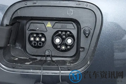 15万买6座SUV，第二排能优雅上下车，还带三块屏！-1