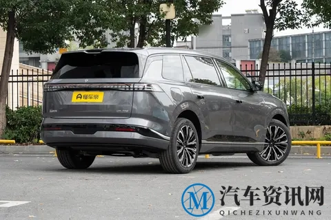 续航1220km+馈电油耗4.76L!eπ008五座版能否成为家用神车?-1