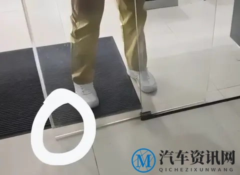 小鹏 “脚夹门” 闹剧：服务甩锅暴露的不只是一扇碎玻璃门-2