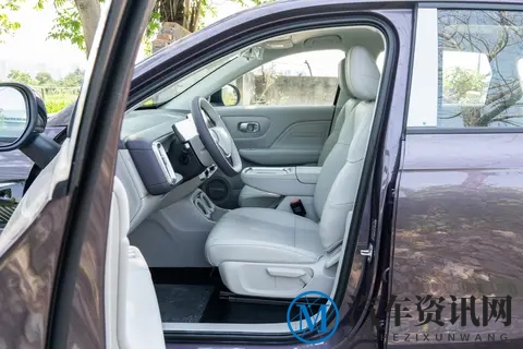 9万级纯电SUV藏着“全球车”底气？零跑B10试驾后我懂了-2