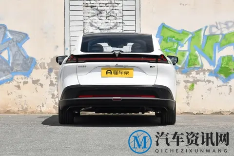 不到16万买顶配！这台B级车不仅有6.2秒加速，更懂家用痛点-3