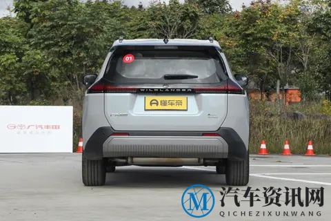 E-FOUR四驱加持+百公里5L油耗  这台“下一代油车”让键盘侠闭嘴了-2