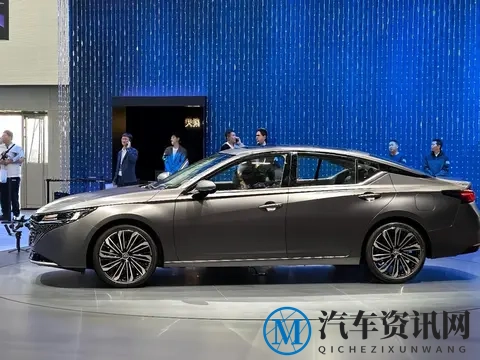 14.99万买“智能大沙发”？天籁鸿蒙超舒适版上市-1