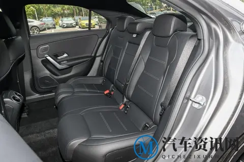 奔驰 A 级 AMG 2025 款:5300 元,换柏林之声还是多 1 种选装包?-1