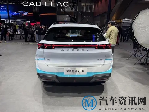 广州车展打卡极狐阿尔法T5：双动力布局扩大受众人群-1
