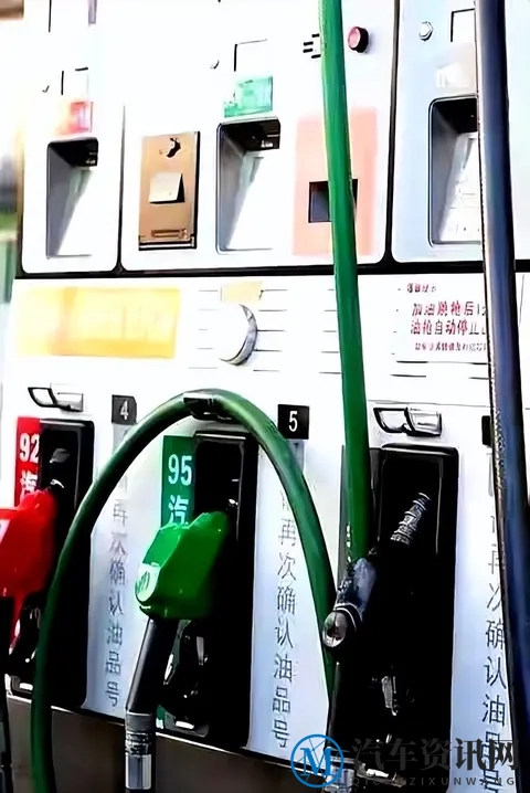 加油站员工偷偷告诉我：加完油就急着走的人，才是最大的冤大头！-1